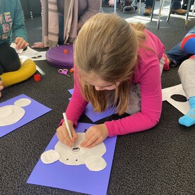 une élève et son projet de bricolage en ours polaire