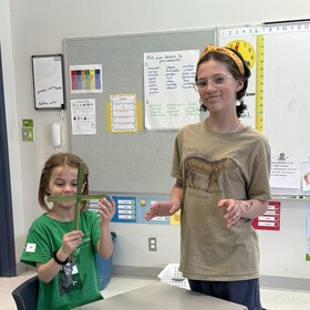 Dans l’esprit de Pâques, tous les élèves de notre école ont eu la chance de participer à une activité significative : le tressage des rameaux en forme de croix.