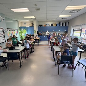 les élèves de 3e année ont savouré une salade bien spéciale cultivée avec soin dans notre tour hydroponique en classe